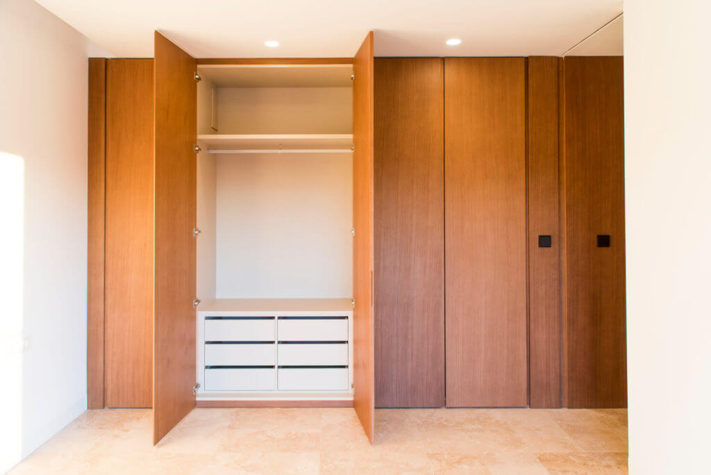 Armario a medida de madera natural -con tirador vertical imperceptible – consigue uniformidad.- DORMITORIO. V18 albereda diseñado por Loriann